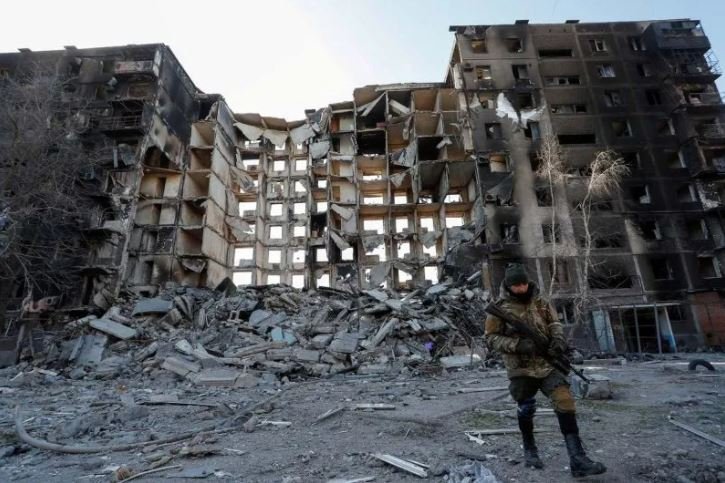 Seorang anggota pasukan pro Rusia