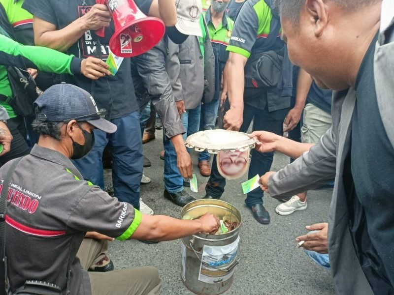 membakar kartu BPJS Ketenagakerjaan milik mereka