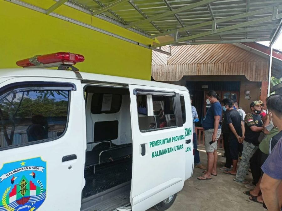 berkerumun berada di depan rumah jenazah