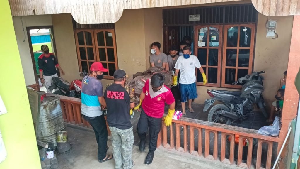 evakuasi terhadap jasad IY.