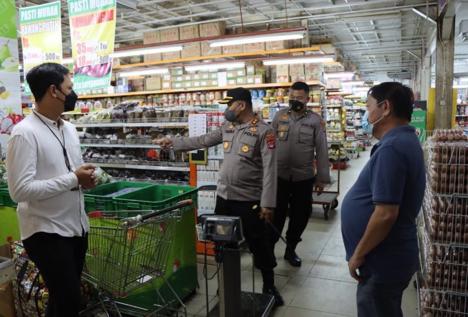 Kapolres Tarakan saat melakukan pengecekan terhadap komoditi