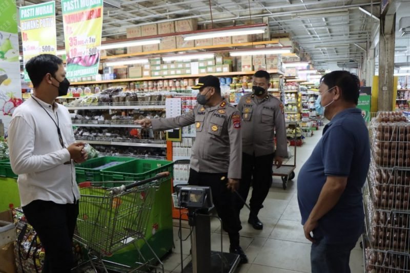 Kapolres Tarakan saat melakukan pengecekan terhadap komoditi