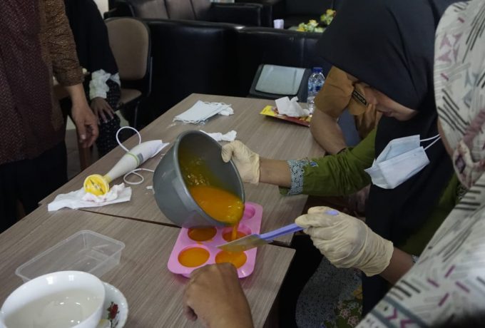 Para peserta saat mencetak sabun