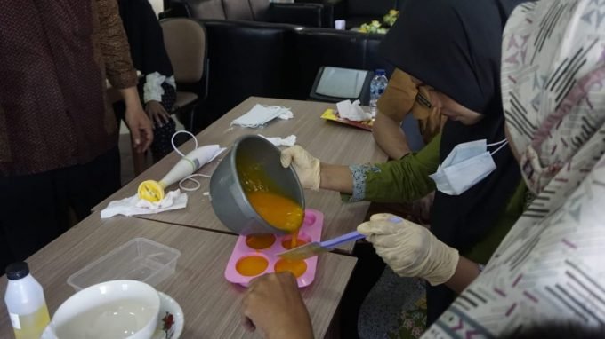 Para peserta saat mencetak sabun