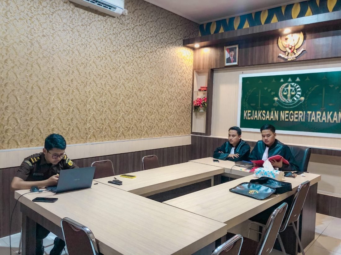 Sidang dugaan perkara Tipikor lahan yang disidangkan secara online. (Foto Kejari Tarakan)