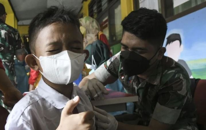 Tenaga kesehatan TNI menyuntikkan vaksin