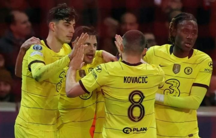 Para pemain Chelsea merayakan gol