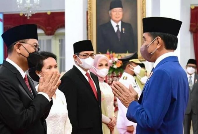 Presiden Joko Widodo memberi selamat
