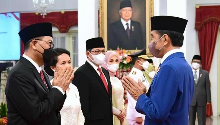 Presiden Joko Widodo memberi selamat