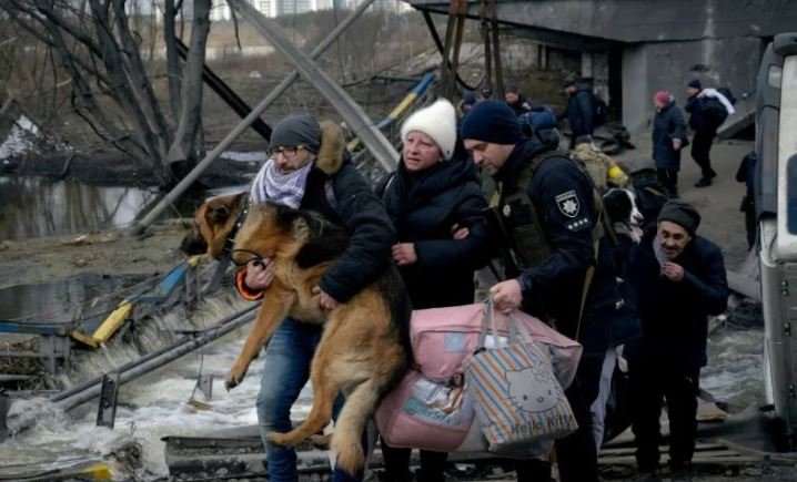 menyelamatkan diri dari invasi Rusia di Ukraina