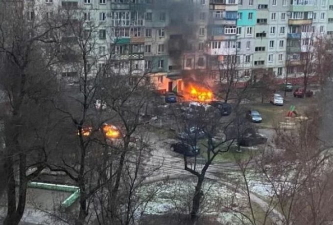 Kebakaran terlihat di area perumahan di Mariupol