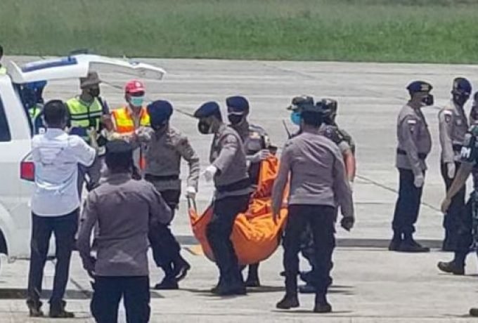 Petugas menggotong kantong jenazah korban pembantaian