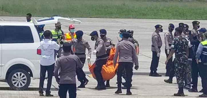 Petugas menggotong kantong jenazah korban pembantaian