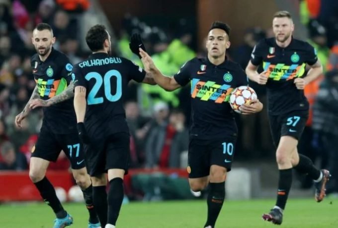 Lautaro Martinez (kedua kanan) membawa bola