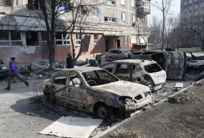 sejumlah bangkai mobil di Mariupol