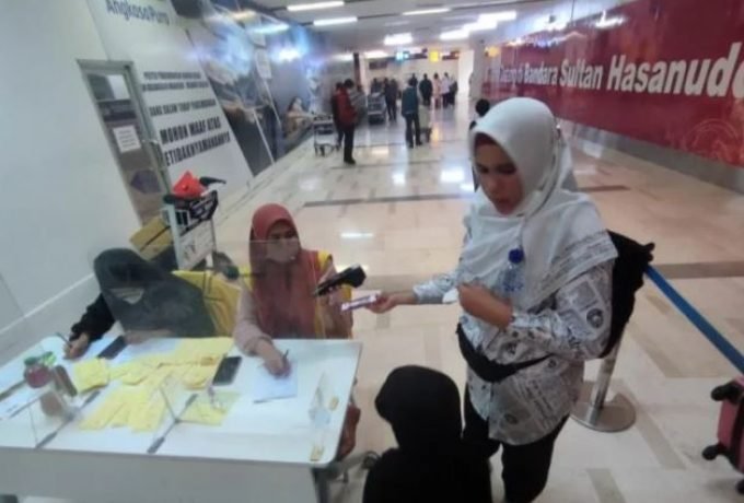 sawat1 Seorang penumpang menunjukkan aplikasi Peduli Lindungi