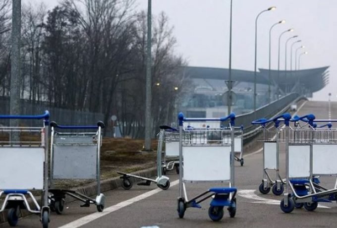 Sejumlah keranjang koper beserakan di Bandara