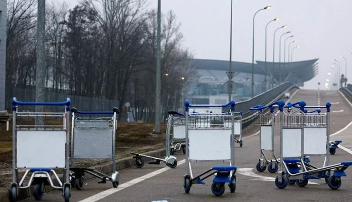 Sejumlah keranjang koper beserakan di Bandara