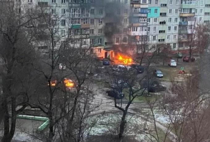 ura Kebakaran terlihat di area perumahan di Mariupol