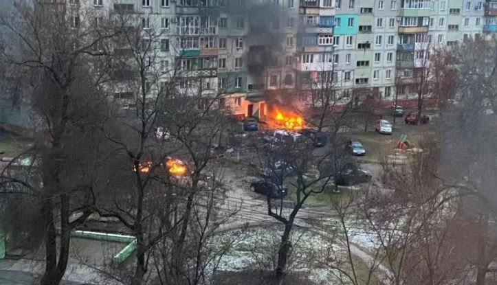 Kebakaran terlihat di area perumahan di Mariupol