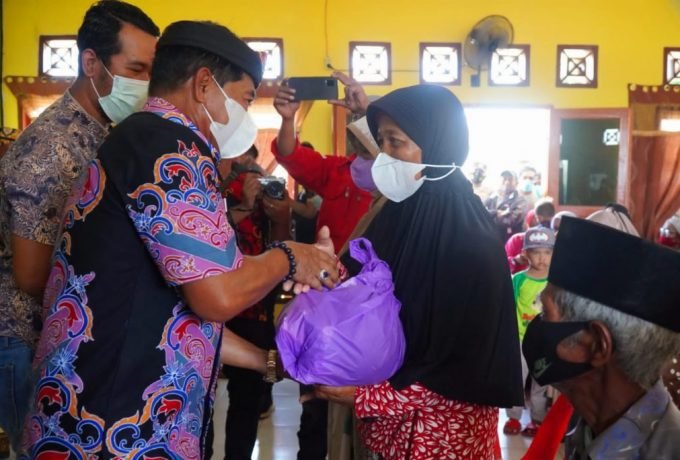 Gubernur Kaltara Zainal A. Paliwang menyerahkan bantuan sosial di Sebatik