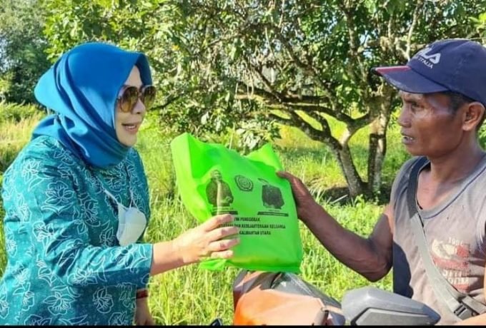 Ketua TP-PKK Provinsi Kalimantan Utara Hj. Rachmawati Zainal turun ke jalan