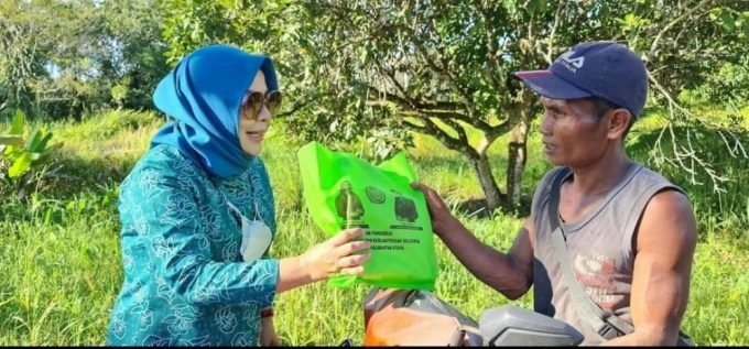 Ketua TP-PKK Provinsi Kalimantan Utara Hj. Rachmawati Zainal turun ke jalan