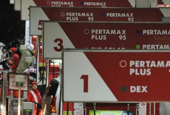 Sejumlah pemilik kendaraan mengisi bahan bakar minyak