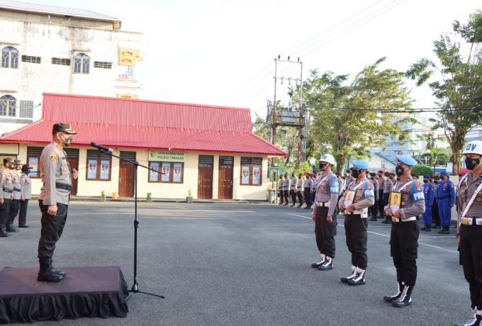 TINDAK: Pemberhentian Tidak Dengan Hormat (PTDH) yang dipimpin langsung oleh Kapolres Tarakan, AKBP Taufik Nurmandia. (FOTO: Humas Polres Tarakan)