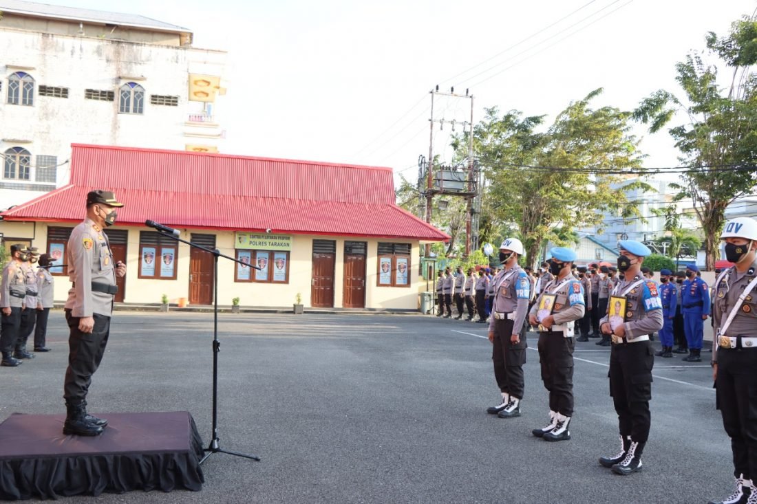 TINDAK: Pemberhentian Tidak Dengan Hormat (PTDH) yang dipimpin langsung oleh Kapolres Tarakan, AKBP Taufik Nurmandia. (FOTO: Humas Polres Tarakan)