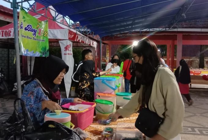 RAMAI: Suasana Pasar Ramadan Kelurahan Pamusian jelang berbuka puasa pada Ahad, 3 April 2022. (FOTO: KRISTIANTO/BENUANTA)