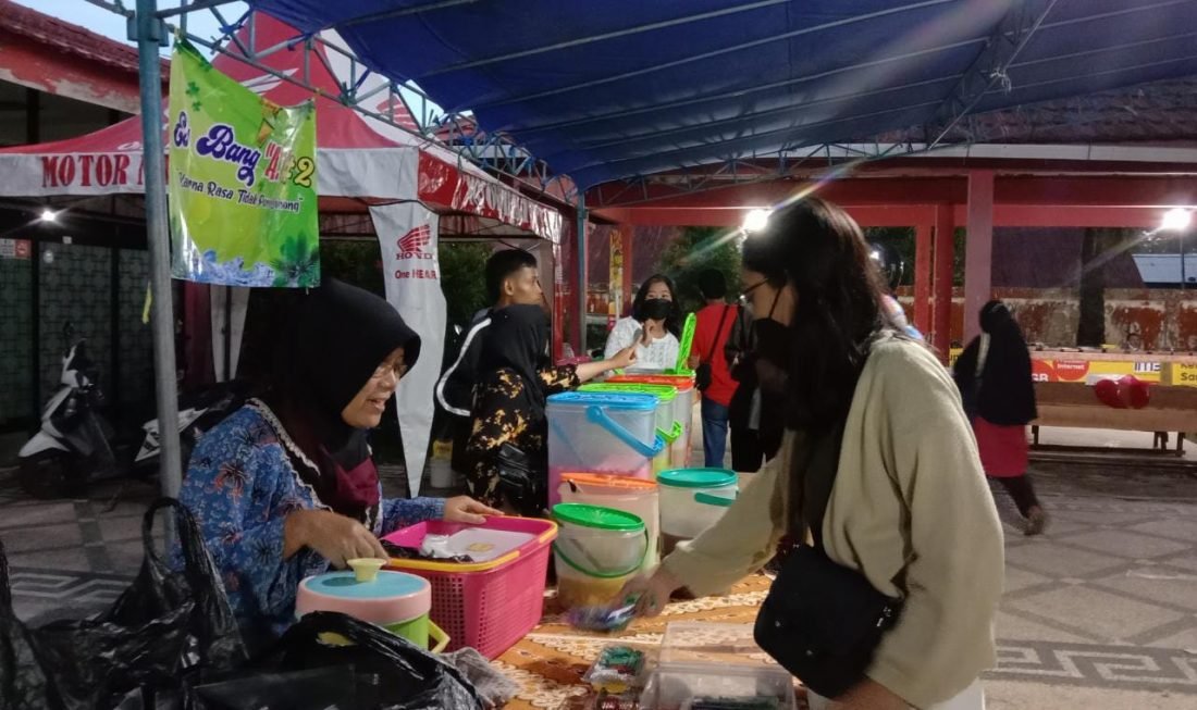 RAMAI: Suasana Pasar Ramadan Kelurahan Pamusian jelang berbuka puasa pada Ahad, 3 April 2022. (FOTO: KRISTIANTO/BENUANTA)