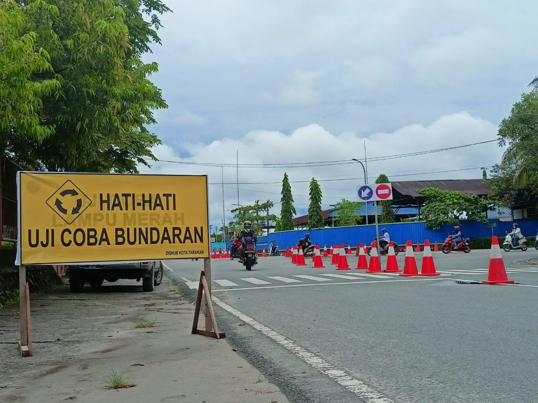TARGET: Simulasi lalu lintas di bundaran Stadion Datu Adil Tarakan pada November 2021 lalu. (Foto: Endah Agustina/Benuanta)