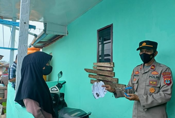 TINJAU: Kapolsek Tarakan Barat, IPTU Angestri saat meninjau TKP percobaan pencurian di RT 10 Kelurahan Sebengkok. (Foto: Endah Agustina/benuanta.co.id).