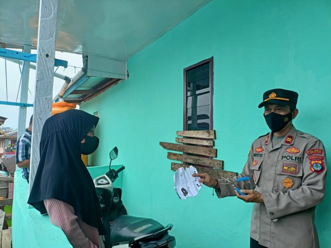 TINJAU: Kapolsek Tarakan Barat, IPTU Angestri saat meninjau TKP percobaan pencurian di RT 10 Kelurahan Sebengkok. (Foto: Endah Agustina/benuanta.co.id).