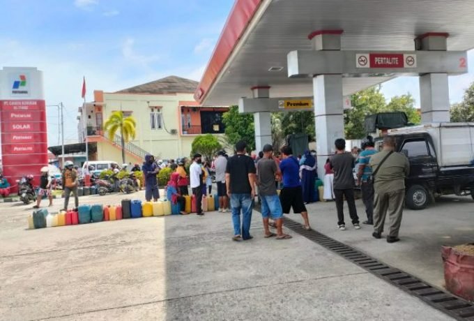 SPBU di Jalan TVR dipadati oleh warga