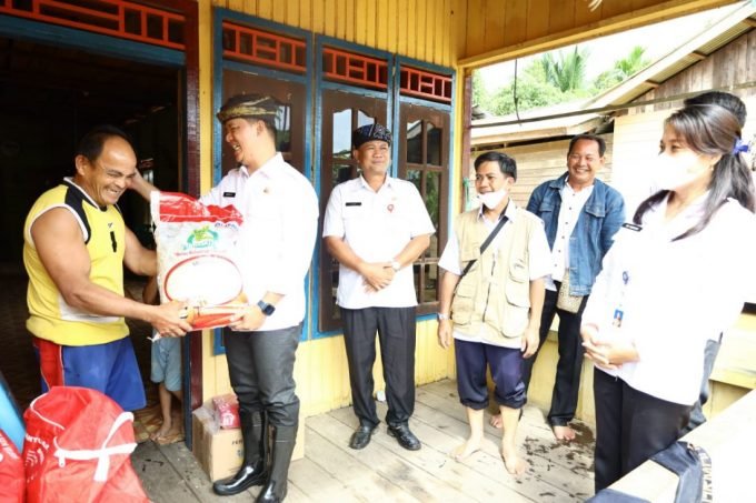 Bupati KTT Ibrahim Ali serahkan bantuan