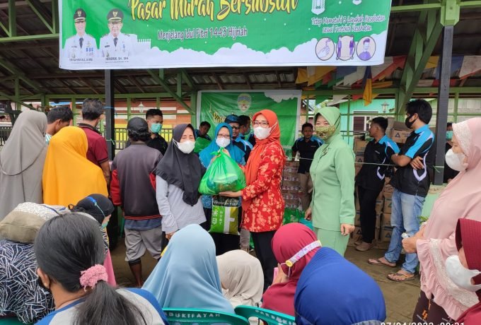 Aktivitas berbelanja di pasar murah bersubsidi di Desa Tideng Pale
