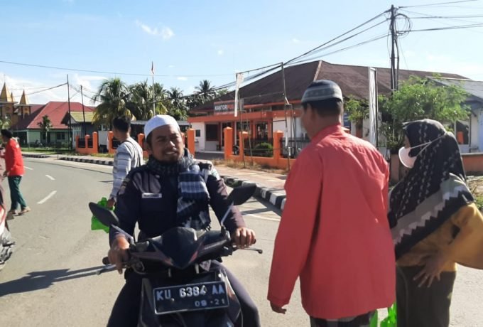 Dewan Pembina IWSS Kaltara Rachmawati Zainal saat berbagi takjil