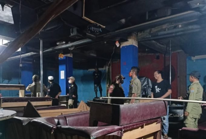 Personel Satpol PP saat melakukan razia