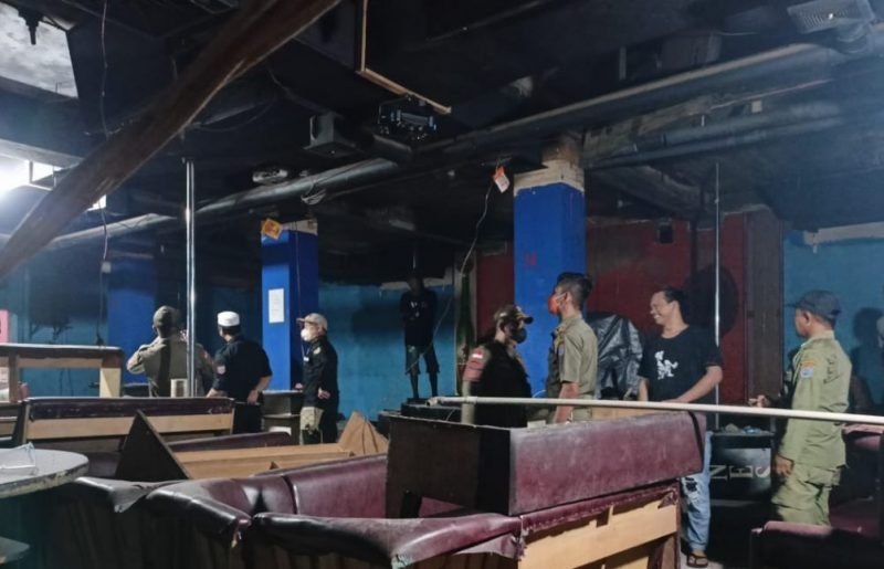 Personel Satpol PP saat melakukan razia