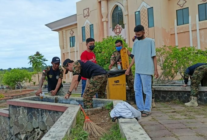Sejumlah organisasi pemuda non muslim lakukan bakti sosial bersih-bersih masjid Baitul Izzah