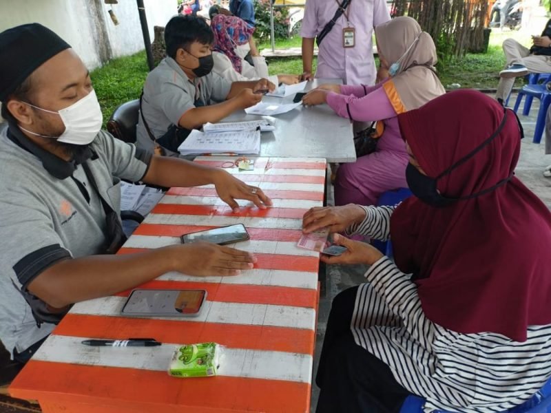 bantuan sembako dan minyak goreng