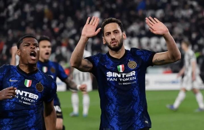 Selebrasi gelandang Hakan Calhanoglu