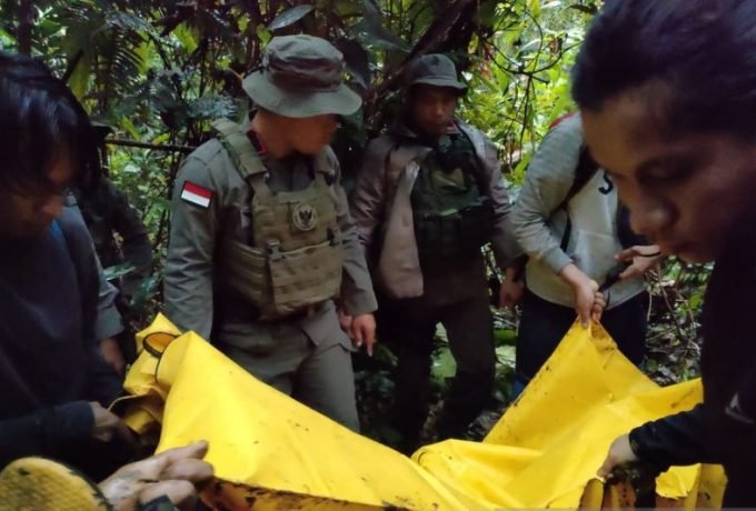 Satgas Madago Raya melakukan evakuasi satu terduga teroris