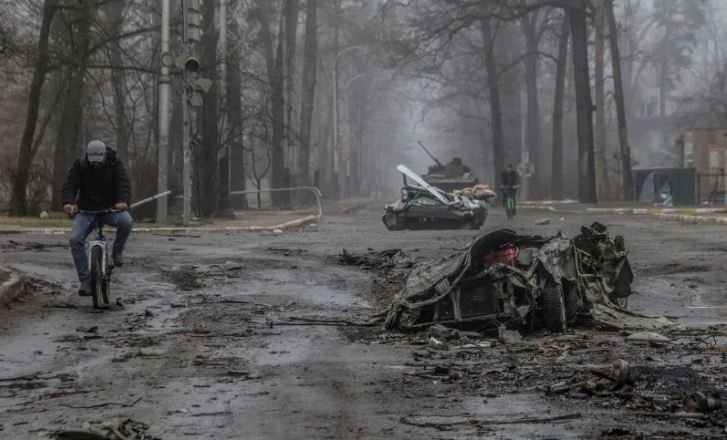 Penduduk mengendarai sepeda