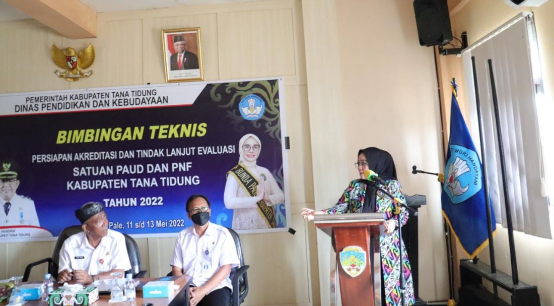 Bunda PAUD Tana Tidung, Vamelia Ibrahim saat membuka kegiatan Bimbingan Teknis Akreditasi PAUD dan PNF.