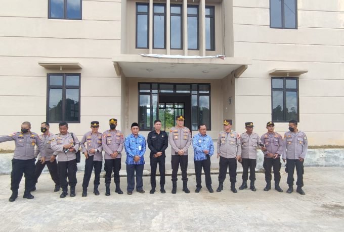 Tim validasi-evaluasi dari Polda Kaltara dan Polres Bulungan foto bersama di depan Gedung Polres KTT yang sudah dibangun.