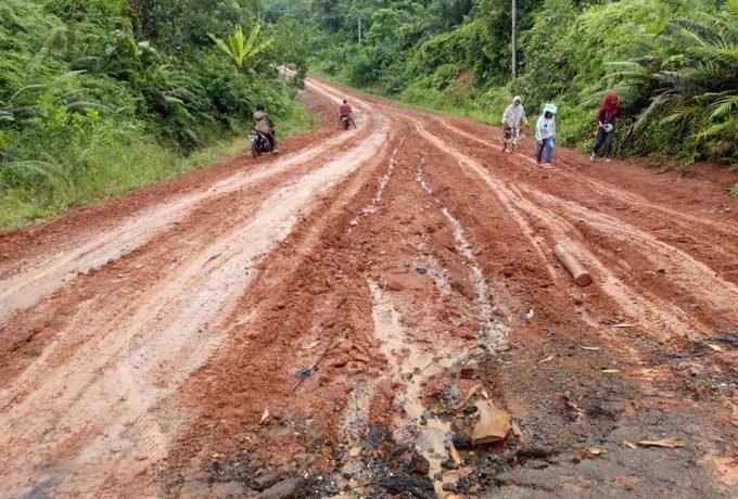 WASPADA: Jalan Gunung Harimau Sebuku tujuan Sembakung terlihat rusak dan licin. Tidak sedikit para pengendara motor maupun mobil turun memilih berjalan kaki demi keamanan melintas di jalan ini. (FOTO: Syahril Husin untuk BENUANTA)