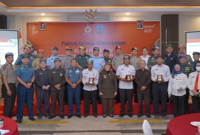 FGD LEMHANAS : Sejumlah perangkat daerah berfoto bersama usai mengikuti FGD Implementasi SLISN di Ballroom Hotel Luminor, Rabu (15/6).
